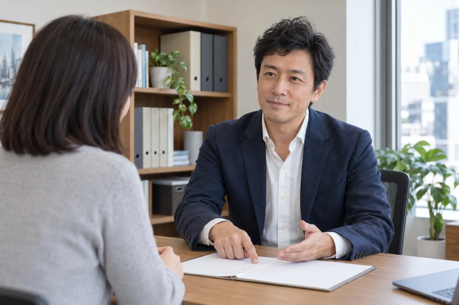 相談者の話を聞きながら書類を確認する代表の白石