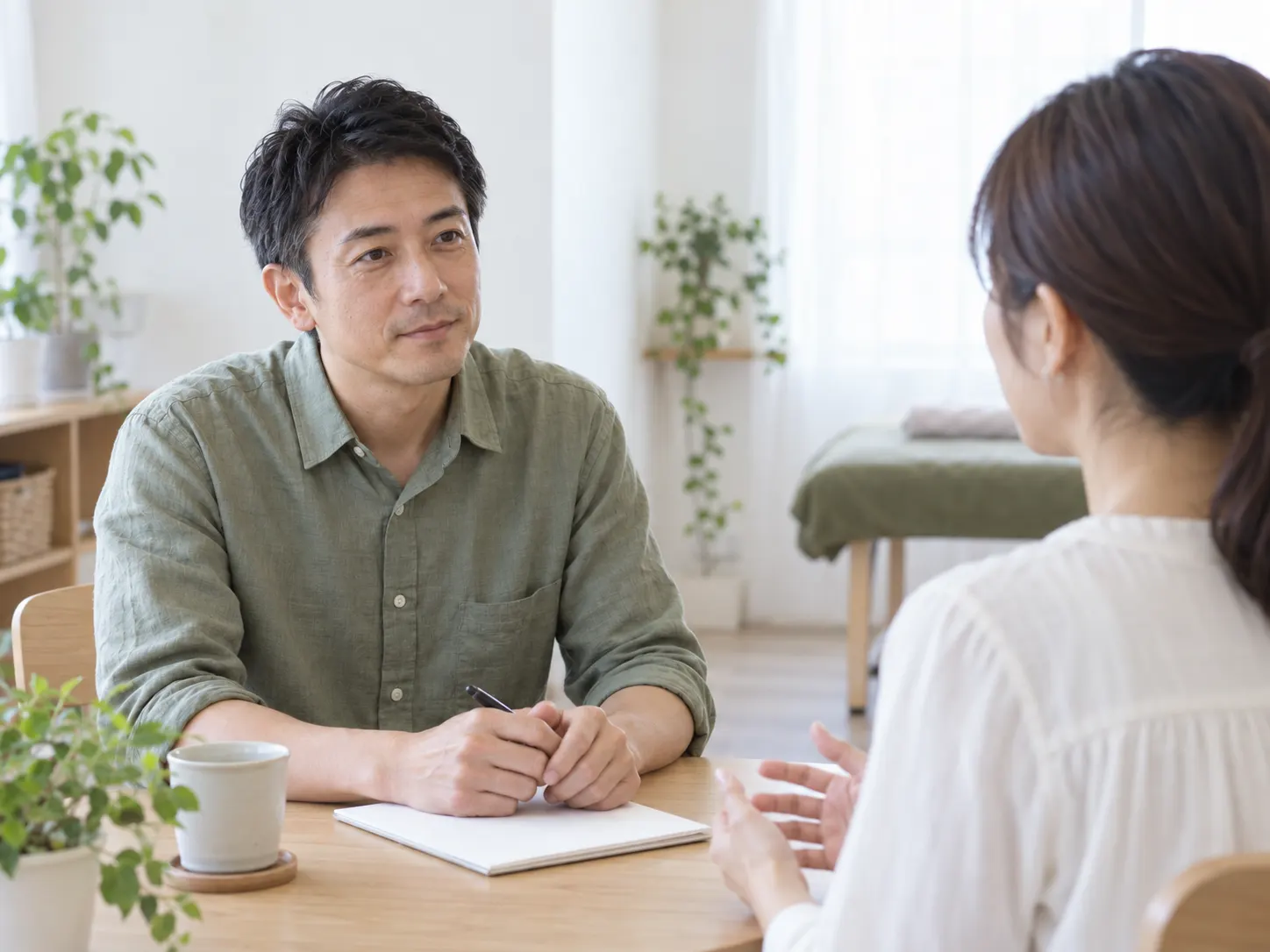 相談する方の話を聞く院長の森田